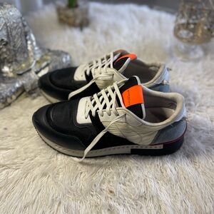 They are in very good condition, they have little use.